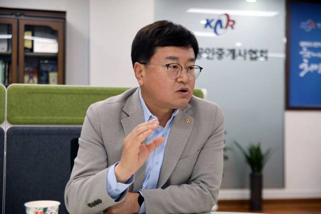 이종혁 한국공인중개사협회장이 11일 서울경제신문과 인터뷰하고 있다.