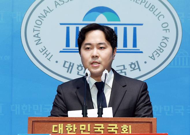 김인규 전 대통령 정무수석실 행정관이 11일 국회 소통관에서 기자회견을 열고 부산 서·동구 출마 선언을 하고 있다. ⓒ연합뉴스