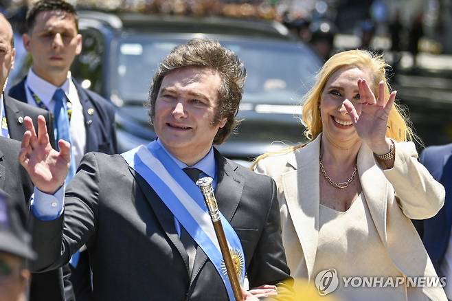 여동생과 함께 대통령궁 도착하는 아르헨 신임 대통령 (부에노스아이레스 AP=연합뉴스) 하비에르 밀레이 아르헨티나 신임 대통령(왼쪽)이 10일(현지시간) 여동생 카리나 밀레이와 함께 부에노스아이레스에 있는 대통령궁에 도착하고 있다. 밀레이 대통령은 이날 취임 행사 직후 카리나를 비서실장에 전격 임명했다. 2023.12.11 besthope@yna.co.kr