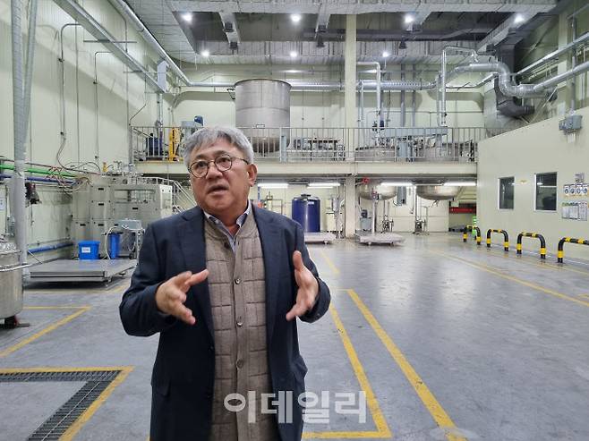 이성민 에버켐텍 대표가 지난 8일 경기 화성시에 위치한 공장에서 제조 시설에 대해 설명하고 있다.(사진=김경은 기자)
