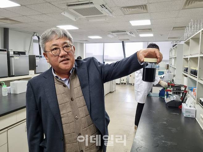 이성민 에버켐텍 대표가 지난 8일 경기 화성시 본사 연구소에서 대전방지 코팅액 ‘컨티머’를 들어보이고 있다.(사진=김경은 기자)