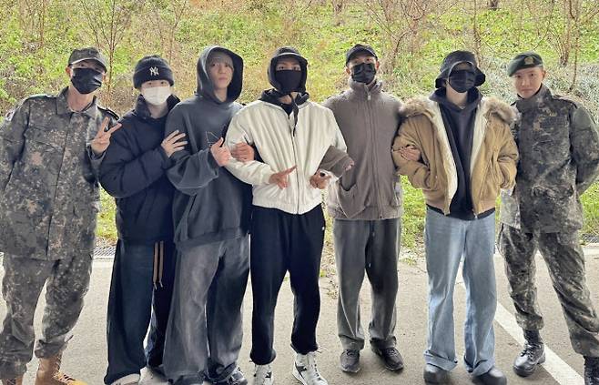 왼쪽부터 진, 슈가, 정국, 뷔, RM, 지민, 제이홉