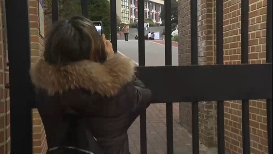 2024학년도 수능 시험장 앞에서 자녀를 배웅하고 있는 어머니의 뒷 모습 〈사진=JTBC 뉴스룸 캡처〉