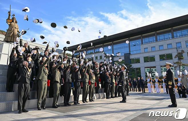 지난달 30일 열린 제135기 해군·해병대 사관후보생 임관식. (해군 제공) 2023.11.30/뉴스1