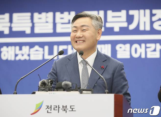 12일 전북도청 브리핑룸에서 전북특별법 전부개정안 국회통과 관련 기자회견을 가진 김관영 전북지사가 환하게 웃고 있다.2023.12.12.(전북도 제공)/뉴스1