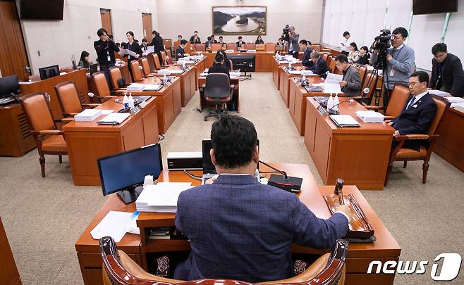 어기구 농림축산식품해양수산위원회(농해수위) 소위원장이 12일 오후 서울 여의도 국회에서 열린 농해수위 농림축산식품 법안심사 소위원회를 주재하고 있다. 이날 소위원회에는 여당 의원들과 농림축산식품부 차관이 불참했다. 2023.12.12/뉴스1 ⓒ News1 이승배 기자