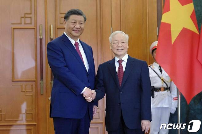 시진핑 중국 국가주석이 12일(현지시간) 베트남 하노이에서 응우옌 푸 쫑 베트남 공산당 서기장과 만났다. 23.12.12 ⓒ AFP=뉴스1 ⓒ News1 김예슬 기자