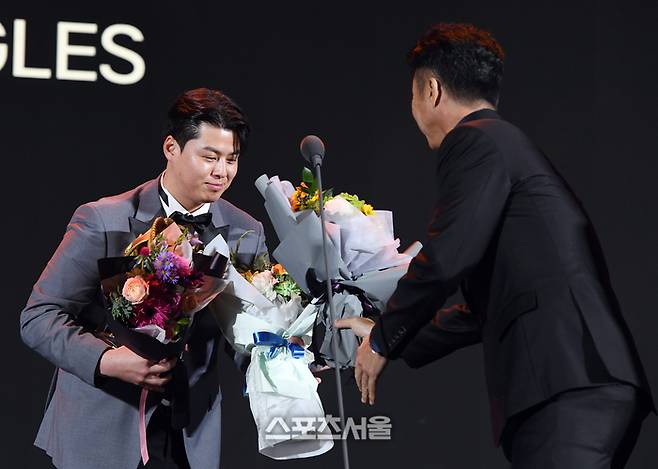 한화 노시환(왼쪽)이 서울 강남구 코엑스 오리토리움에서 진행된 2023 KBO 골든글러브 시상식에서 3루수 부문 골든글러브를 수상한 뒤 최원호 감독의 축하를 받고 있다. 박진업기자 upandup@sportsseoul.com