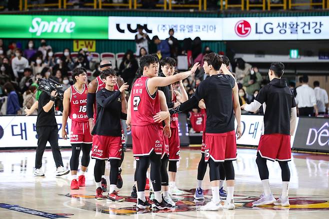 홈경기에서 승리한 LG. 사진 | KBL