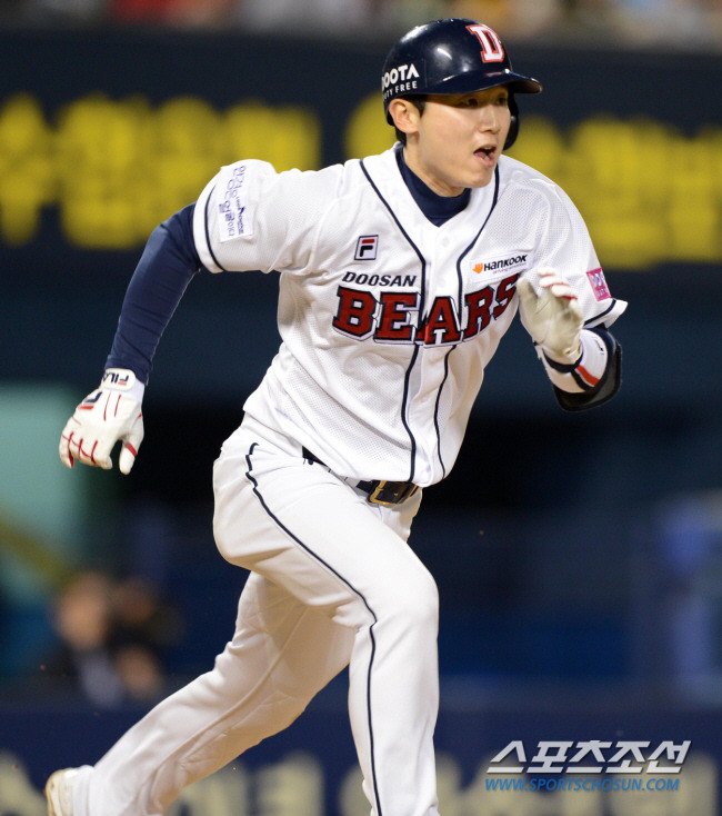 두산과 SK의 2016 KBO 리그 경기가 27일 잠실구장에서 열렸다. 5회말 1사 1루 두산 김동한이 우익수 오른쪽으로 흐르는 안타를 치고 있다.

잠실=허상욱 기자 wook@sportschosun.com/2016.04.27.