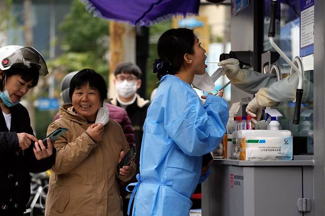 7일 중국 상하이의 한 선별진료소에서 PCR검사를 받는 사람들./로이터 뉴스1