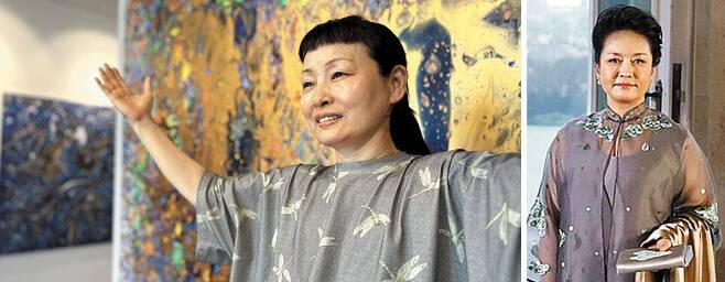 '펑리위안(중국 퍼스트레이디) 스타일’을 만드는 꾸린(왼쪽) 디자이너가 지난달 26일 베이징 차오양구의 화랑 ‘윈인’에서 자신의 그림 앞에 서 있다. 오른쪽은 2014년 아시아태평양경제협력체(APEC) 정상회의에서 꾸린이 디자인한 꽃무늬 옷을 입고 펑 여사가 등장한 모습. /베이징=이벌찬 특파원·차이나데일리