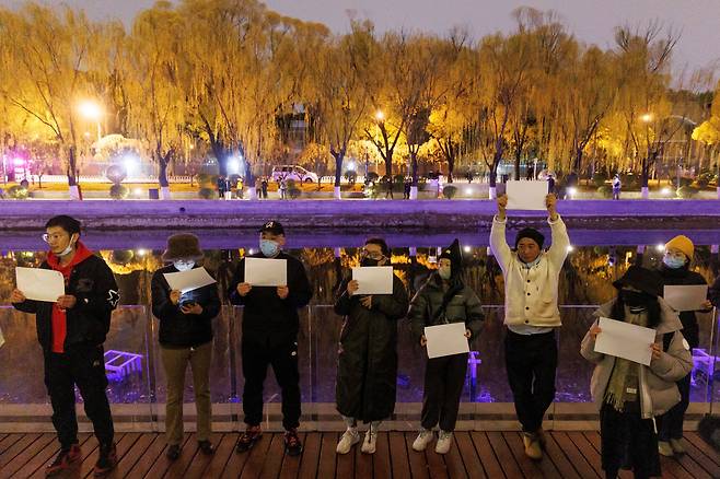 27일 중국 베이징에서 주민들이 코로나 봉쇄에 반대하는 집회를 열고 있다./로이터 연합뉴스