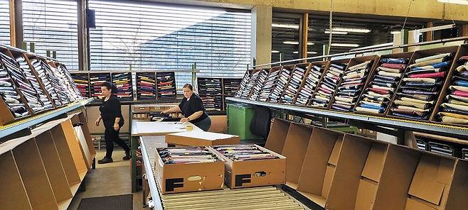 취리히에 위치한 프라이탁 공장에서 직원들이 전 세계 매장으로 보낼 가방들을 분류하고 있다. / 백수진 기자