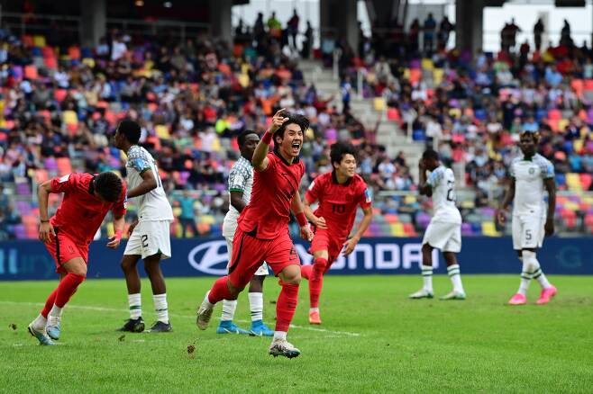 우승을 향하여 - 최석현(가운데 4번)이 5일 아르헨티나 산티아고델에스테로에서 열린 2023 FIFA U-20 월드컵 8강전에서 연장 전반 5분 헤더 결승골을 넣고 환호하고 있다. 한국은 나이지리아에 1대0 승리를 거두고 지난 대회에 이어 2연속 4강에 올랐다. /대한축구협회