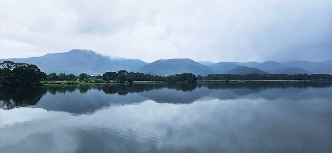 이른 아침, '오누마 쓰루가 리조트 에푸이'의 로비 뒷쪽으로 나가니 고요한 오누마 호수가 한눈에 펼쳐졌다. 하코다테에서 30분거리다. /오누마=박은주기자