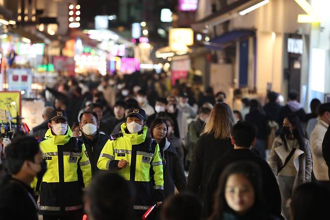 2023학년도 대학수학능력시험일인 지난해 11월 17일 서울 마포구 홍대거리가 북적이는 가운데 경찰들이 인파 관리를 위해 순찰을 돌고 있다. /뉴스1