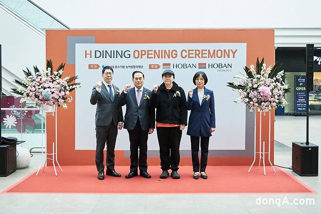 호반프라퍼티 H다이닝 3기 오픈 행사에서 주요 관계자들이 기념사진을 촬영하고 있다. (왼쪽부터) 형준호 대·중소기업·농어업협력재단 본부장, 박재욱 호반프라퍼티 대표이사, 최은정 가성대구 대표, 백승희 신구대학교 교수.