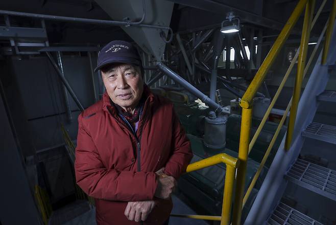 2023년 11월28일 전남 구례군 광의면 국산밀 전용 제분 시설인 ‘우리밀가공공장’ 내부에 이 공장을 세운 최성호(81) 대표가 서 있다. 김진수 기자