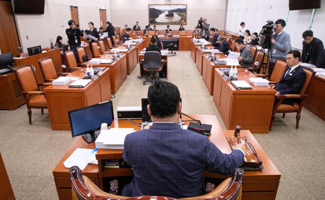 어기구 농림축산식품해양수산위원회(농해수위) 소위원장이 12일 오후 서울 여의도 국회에서 열린 농해수위 농림축산식품 법안심사 소위원회를 주재하고 있다. 이날 소위원회에는 여당 의원들과 농림축산식품부 차관이 불참했다. 뉴스1