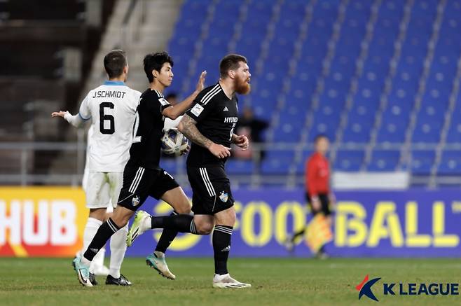 12일 울산 문수축구경기장에서 열린 울산 현대와 가와사키 프론탈레의 2023~24시즌 ACL 조별리그 I조 최종전. 전반 막바지 마틴 아담이 만회골을 터뜨린 뒤 진영으로 복귀하고 있다. 사진=프로축구연맹