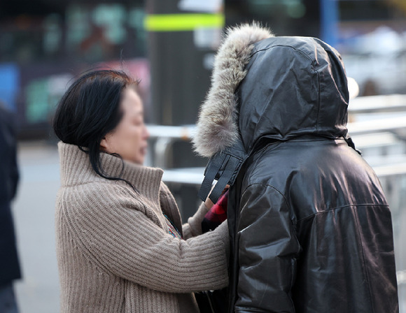 서울 종로구 세종대로 사거리에서 시민들이 옷깃을 여미고 있다. [사진=뉴시스]