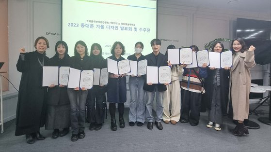 ▲‘2023 FW 동대문 디자인 수주회 공모전’에 참가한 뷰티·패션전공 재학생과 지도교수(백경진학과장(좌측 끝), 신주영교수(우측 끝))