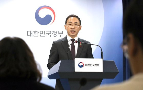 김오진 국토교통부 1차관이 12일 오전 정부서울청사에서 LH 혁신 및 건설 카르텔 혁파방안 브리핑을 하고 있다. 연합뉴스