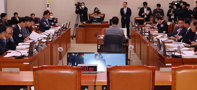 12일 국회 농림축산식품해양수산위원회에서 소병훈 위원장이 전체회의를 진행하고 있다.   연합뉴스