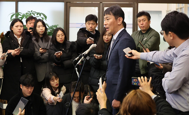 이복현 금융감독원장이 12일 서울 중구 은행회관에서 국내 주요 금융지주 이사회 의장들과 간담회를 연 뒤 취재진과 만나 질문에 답하고 있다. [이승환 기자]