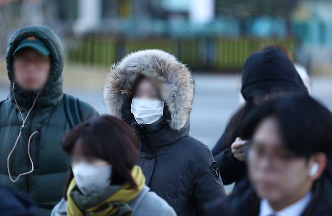 ‘체감 온도 뚝’ 추위에 중무장한 시민들. [사진 = 연합뉴스]