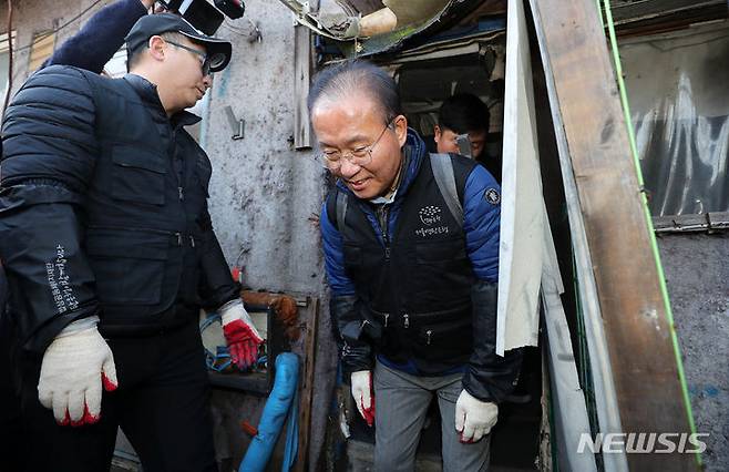 [서울=뉴시스] 고승민 기자 = 윤재옥 국민의힘 원내대표가 12일 서울 구룡마을에서 연탄배달 봉사를 하고 있다. (공동취재) 2023.12.12. photo@newsis.com