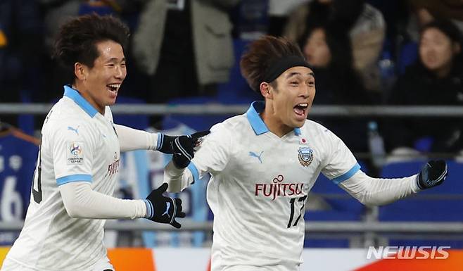 [울산=뉴시스] 김근수 기자 = 12일 오후 울산 남구 울산문수축구경기장에서 열린 AFC 챔피언스리그 I조 조별리그 6차전 울산 현대와 가와사키 프론탈레의 경기, 전반 가와사키 프론탈레 다이야 토노가 선취골을 넣고 세리머니를 하고 있다. 2023.12.12. ks@newsis.com