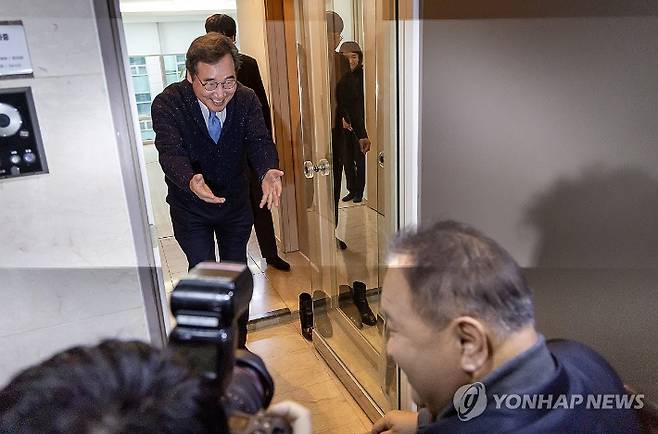 (서울=연합뉴스) 윤동진 기자 = 더불어민주당 이낙연 전 대표가 11일 오후 서울 종로구 사무실에서 무소속 이상민 의원과 대화를 나눈 후 배웅을 하고 있다. 2023.12.11 mon@yna.co.kr 연합뉴스