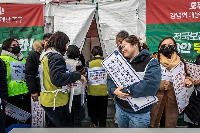 집단 단식 농성 돌입 기자회견 후 농성장으로 들어가는 보건의료노조 소속 지부장들. ⓒ시사IN 박미소