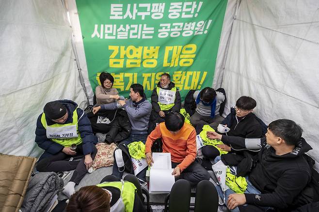단식 농성자들이 서로 혈압을 확인하고 있다. 보통 외부 의료진이 와서 건강상태를 확인하지만, 자신들이 의료인이기 때문에 직접 한다. ⓒ시사IN 박미소