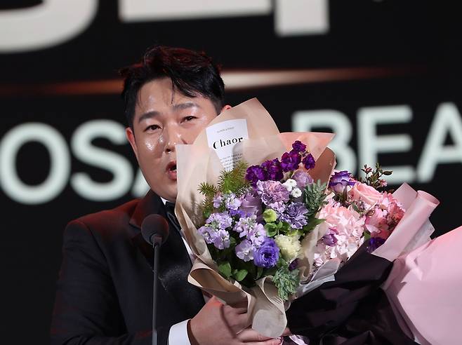 두산 양의지가 11일 오후 서울 삼성동 코엑스 오디토리움에서 열린 2023 ‘KBO 골든글러브 시상식’에서 포수 부문상을 수상한 뒤 소감을 밝히고 있다. 2023.12.11. 정지윤 선임기자