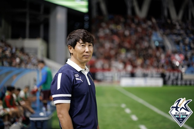 김기동 포항 스틸러스 감독이 경기에 집중하고 있다. /사진=한국프로축구연맹 제공