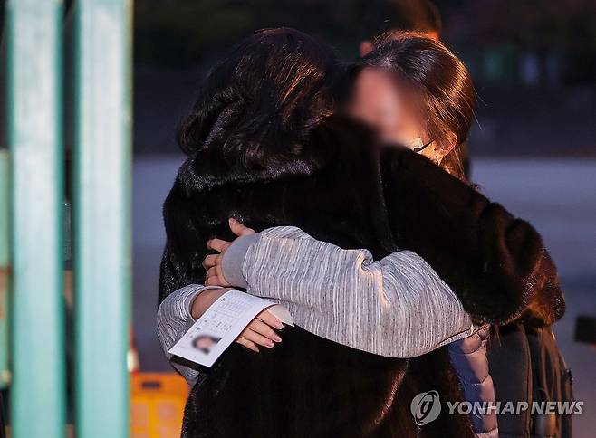 '우리 딸 파이팅' (서울=연합뉴스) 서대연 기자 = 2024학년도 대학수학능력시험일인 16일 오전 서울 중구 이화여자외국어고등학교 고사장 앞에서 한 학부모가 수험생을 안아주고 있다. 2023.11.16 dwise@yna.co.kr