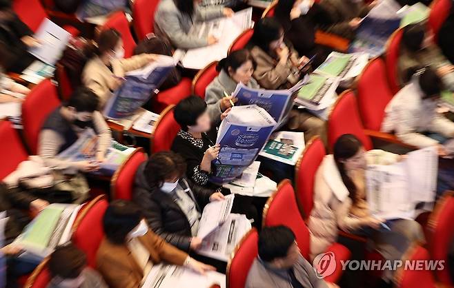 2024 수능 가채점 설명회 (서울=연합뉴스) 김인철 기자 = 17일 오후 서울 광진구 세종대학교 대양홀에서 열린 종로학원 2024 수능 결과 및 정시 합격점수 예측 설명회에서 학생과 학부모들이 24학년도 정시모집 배치 참고표를 살펴보고 있다. 2023.11.17 yatoya@yna.co.kr