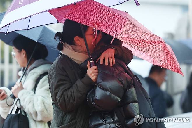 '우리 딸 고생했어' (서울=연합뉴스) 류영석 기자 = 16일 오후 서울 용산구 선린인터넷고등학교에서 2024학년도 대학수학능력시험을 마친 한 학생이 어머니와 포옹하고 있다. 2023.11.16 ondol@yna.co.kr