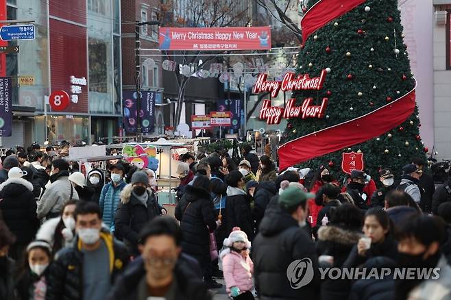 연말 명동 거리 풍경 [연합뉴스 자료사진]