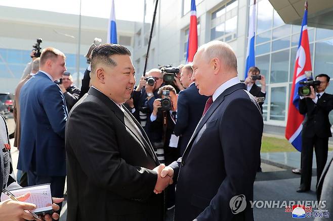 북한 김정은, 푸틴 대통령과 상봉  러시아를 방문 중인 김정은 북한 국무위원장이 지난 9월 13일(현지시간) 러시아 아무르주 보스토치니 우주기지에서 블라디미르 푸틴 러시아 대통령과 상봉했다. [조선중앙통신 연합뉴스 자료사진. 국내에서만 사용가능. 재배포 금지]