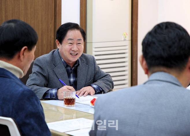 주광덕 시장이 별내발전연합회 운영진과 이야기를 나누고 있다.(사진=남양주시 제공)