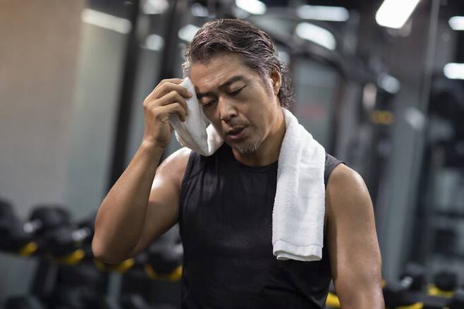 과음한 다음날 격한 운동으로 땀을 많이 빼면 숙취 해소에 좋지 않을 뿐만 아니라 오히려 위험해 질 수 있다. [사진=게티이미지뱅크]
