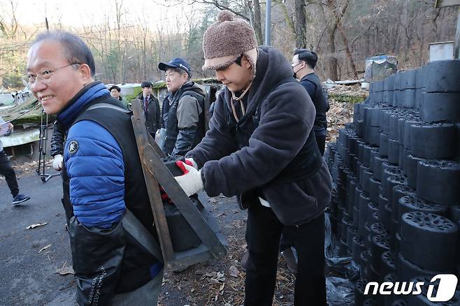 윤재옥 국민의힘 원내대표가 12일 오후 서울 강남구 개포동 구룡마을에서 연탄 나눔 봉사활동을 하고 있다. (공동취재) 2023.12.12/뉴스1 ⓒ News1 박세연 기자