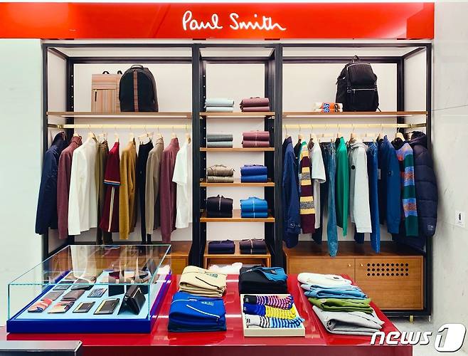 신세계인터내셔날이 수입∙판매하는 폴 스미스(Paul Smith)는 12일 신세계면세점 인천공항점에 매장을 열었다.(폴스미스제공)