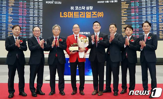 12일 서울 영등포구 한국거래소에서 열린 LS머트리얼즈 코스닥시장 상장기념식에서 유도석 한국IR협의회 상무(왼쪽부터), 강왕락 코스닥협회 부회장, 홍순욱 한국거래소 코스닥시장본부장, 홍영호 LS머트리얼즈 대표이사, 구본규 LS전선 대표이사, 이상호 LS전선 전무, 박성원 KB증권 부사장, 엄주성 키움증권 부사장이 기념촬영을 하고 있다. (한국거래소 제공) 2023.12.12/뉴스1