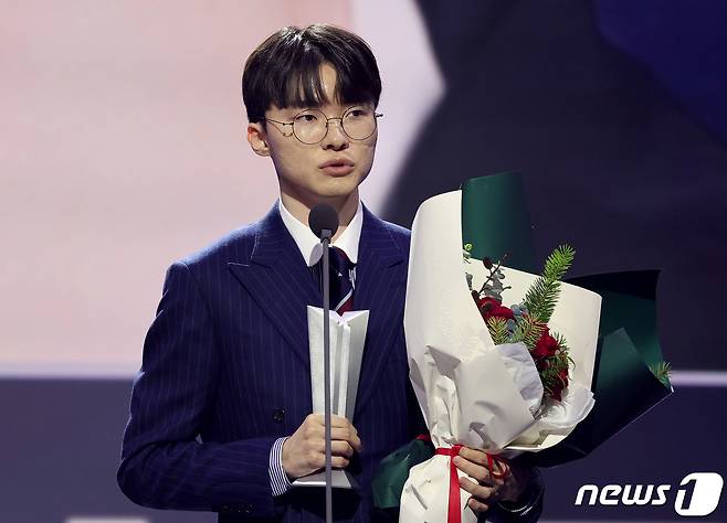 13일 오후 경기 광명 아이벡스 스튜디오에서 열린 LCK 어워즈에서 미드 오브 더 이어를 수상한 페이커(이상혁)가 수상 소감을 밝히고 있다. 2023.12.13/뉴스1 ⓒ News1 장수영 기자