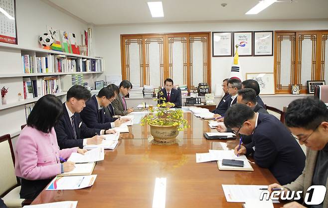 3일 서산시청 시장실에서 긴급 대책 회의를 주재하고 있는 이완섭 서산시장.(서산시 제공)/뉴스1